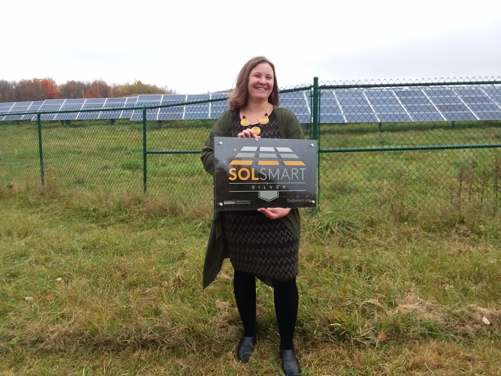 Heather Brown holding the SolSmart Award